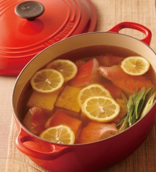 赤い鍋に入った金目鯛と焼き豆腐のレモン鍋