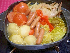 紺色の鍋の中で調理されたフェンネルとトマトのスープ