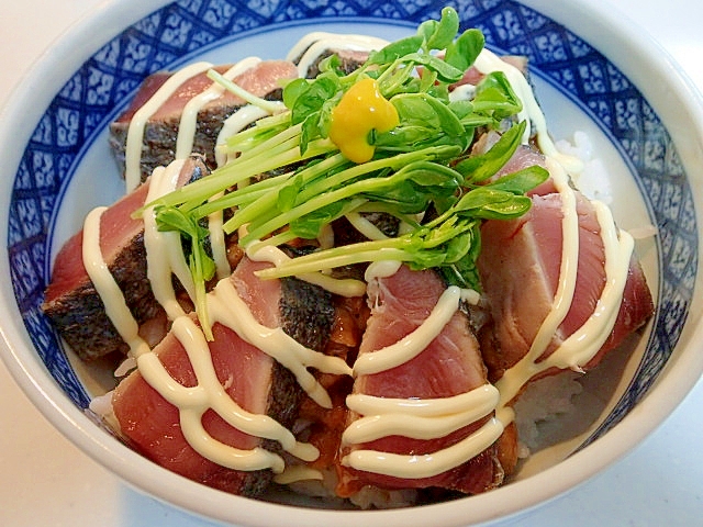 白と青の器に盛られた納豆とかつおのたたきのマヨ丼