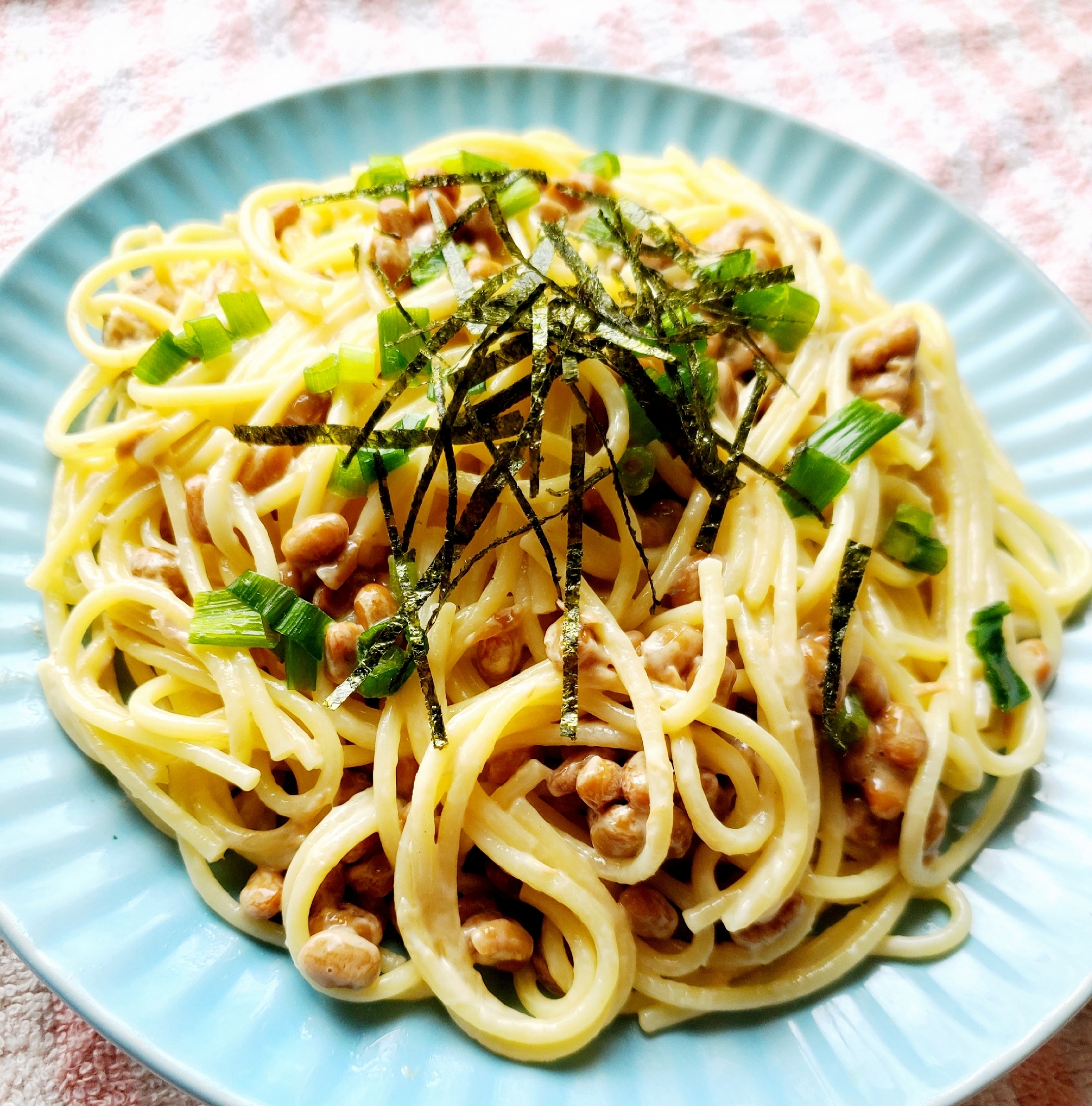 水色の皿に盛られためんつゆで納豆ツナマヨパスタ