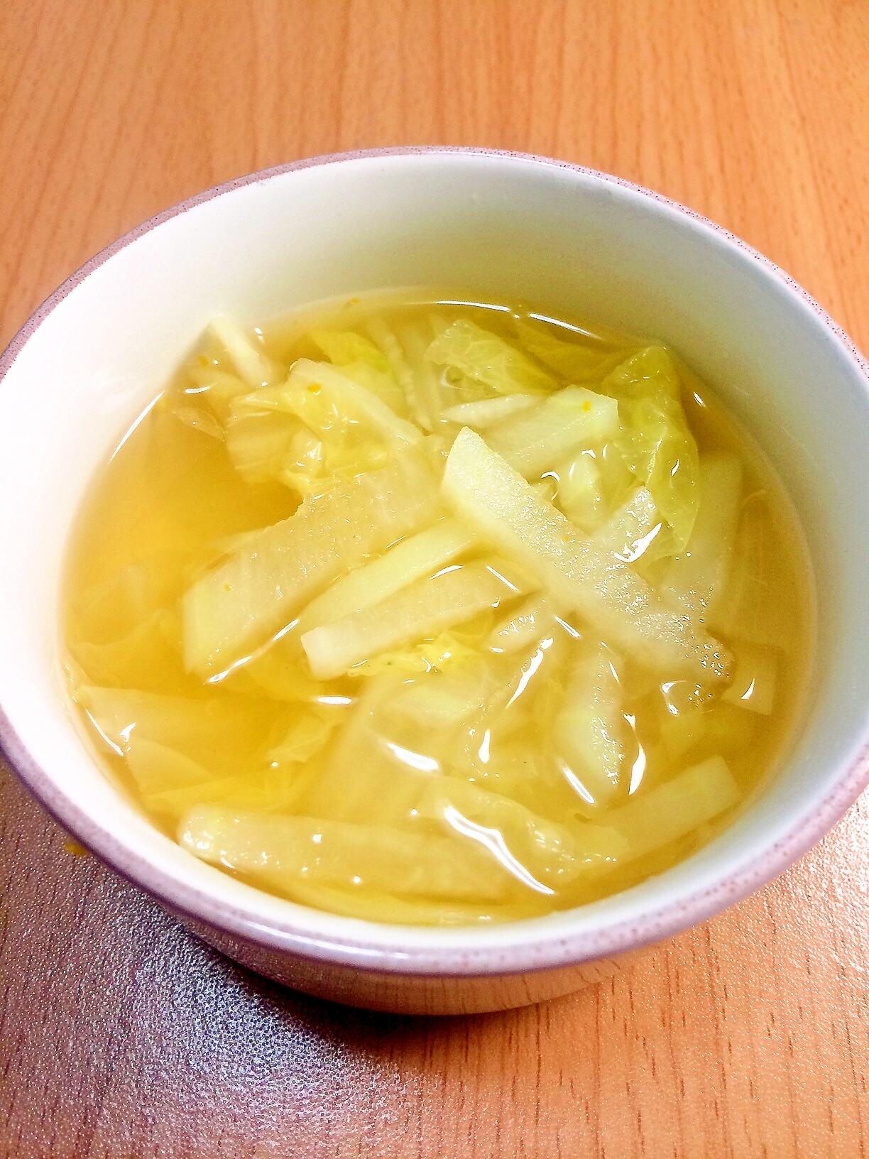 白い器に入った、白菜と大根のゆず風味スープ