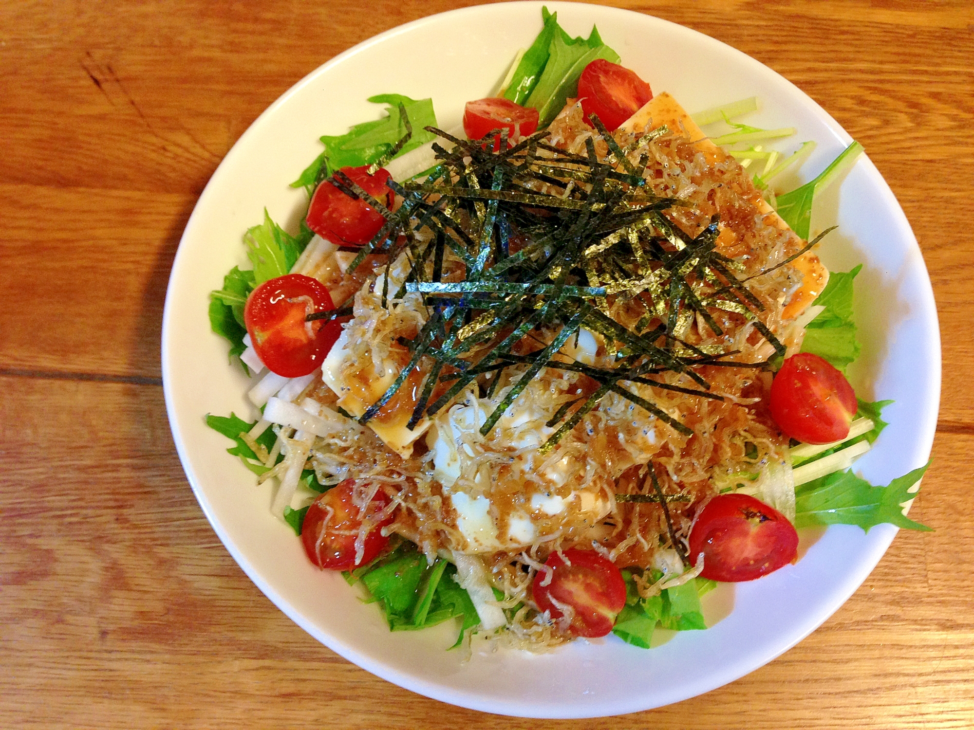 白い皿に盛られた、水菜とじゃこと豆腐のサラダ