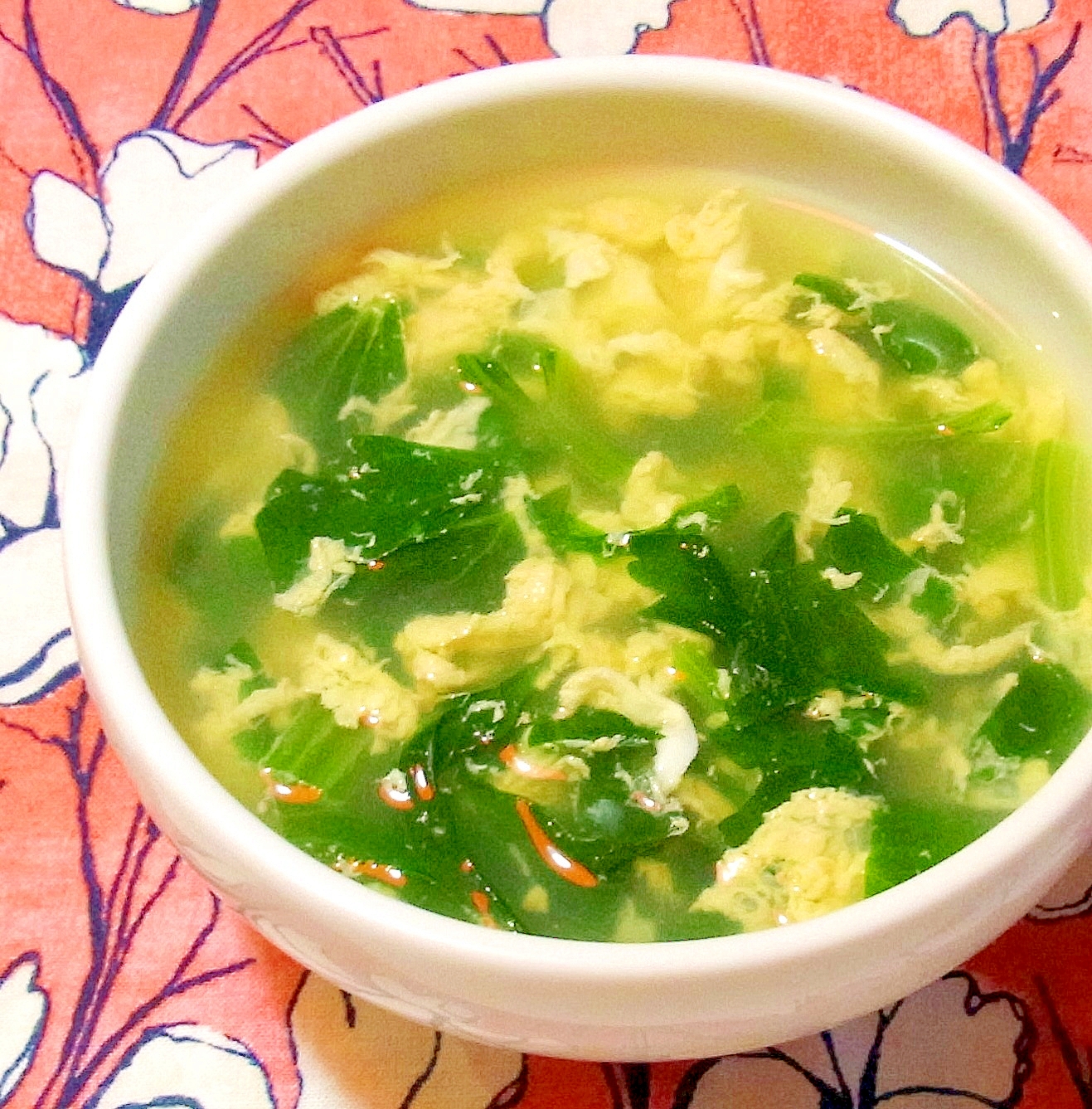 白い器に盛られた、セロリの葉の中華スープ
