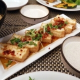 厚揚げのステーキ食べるラー油のっけ