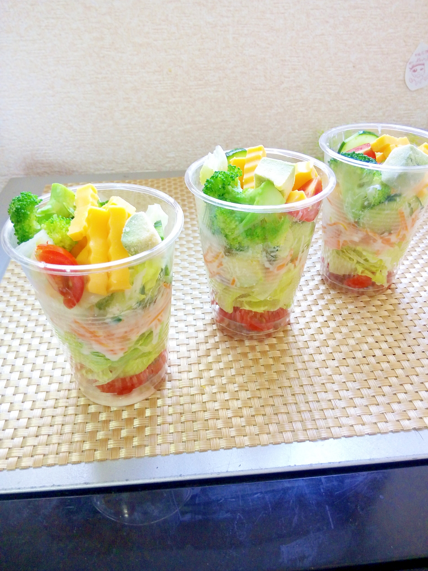 プラスチックカップに入った6種の野菜が摂取できる彩りサラダ