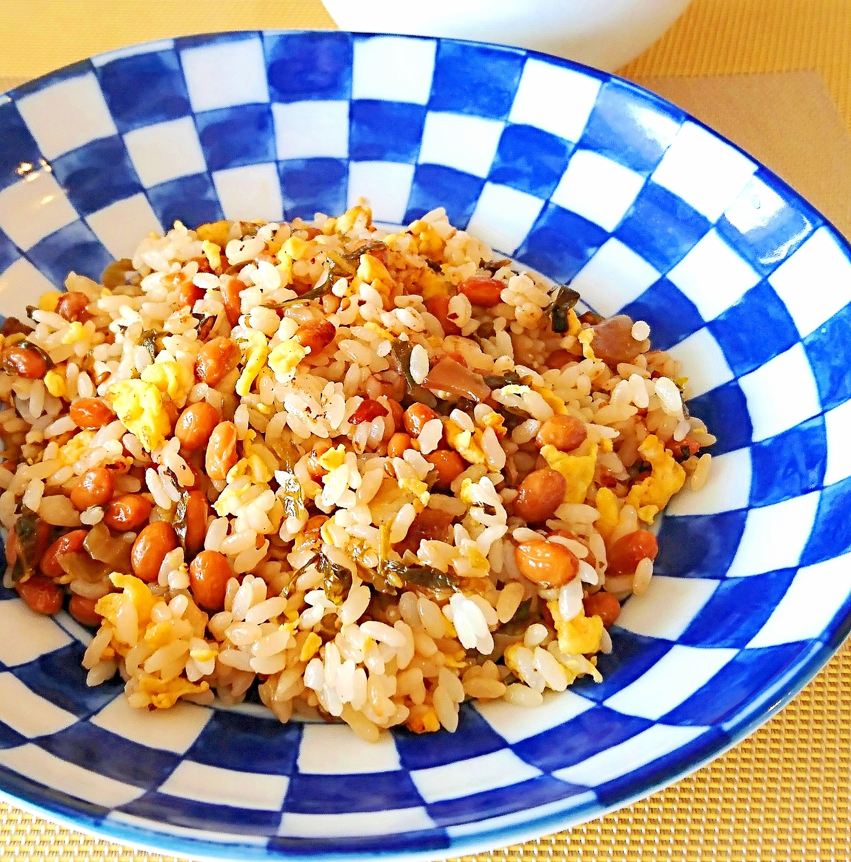 皿に盛られた辛子高菜の納豆チャーハン
