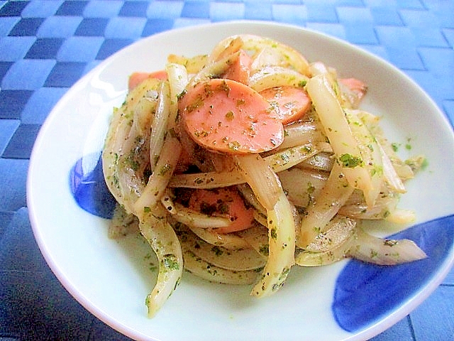 白と青の皿にのった玉ねぎと魚肉ソーセージの中濃ソース炒め