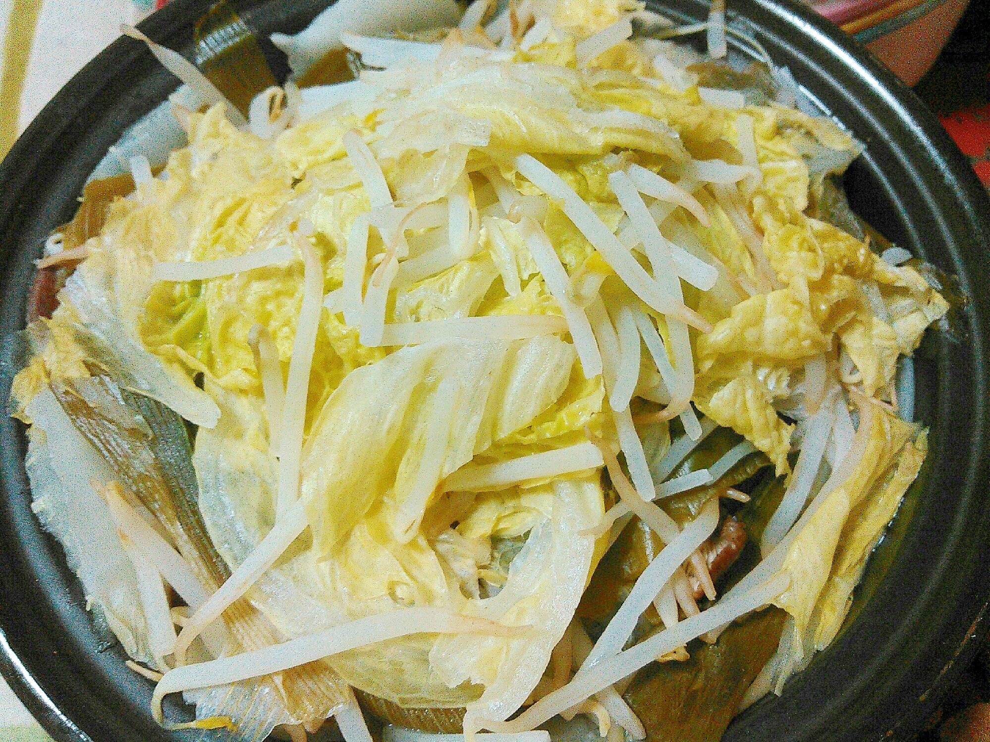 タジン鍋で、蒸し鶏肉のネギ塩タレ