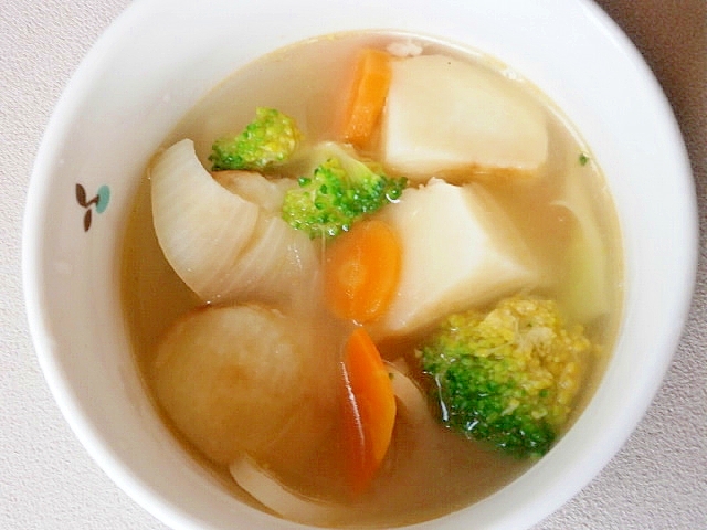 白い器に入った野菜の中華スープ