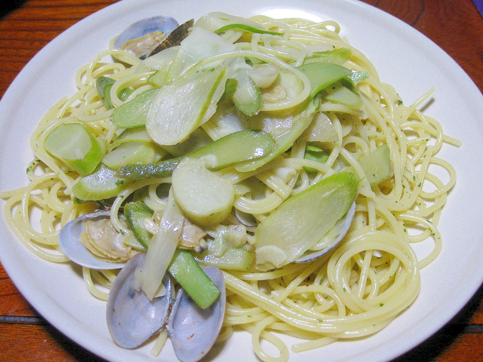 白い丸皿に盛られた、うどとあさりのパスタ