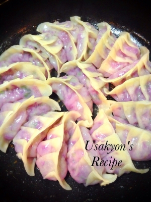 紫キャベツで 可愛いピンクの焼き餃子 レシピ 作り方 By うさきょん2336 楽天レシピ