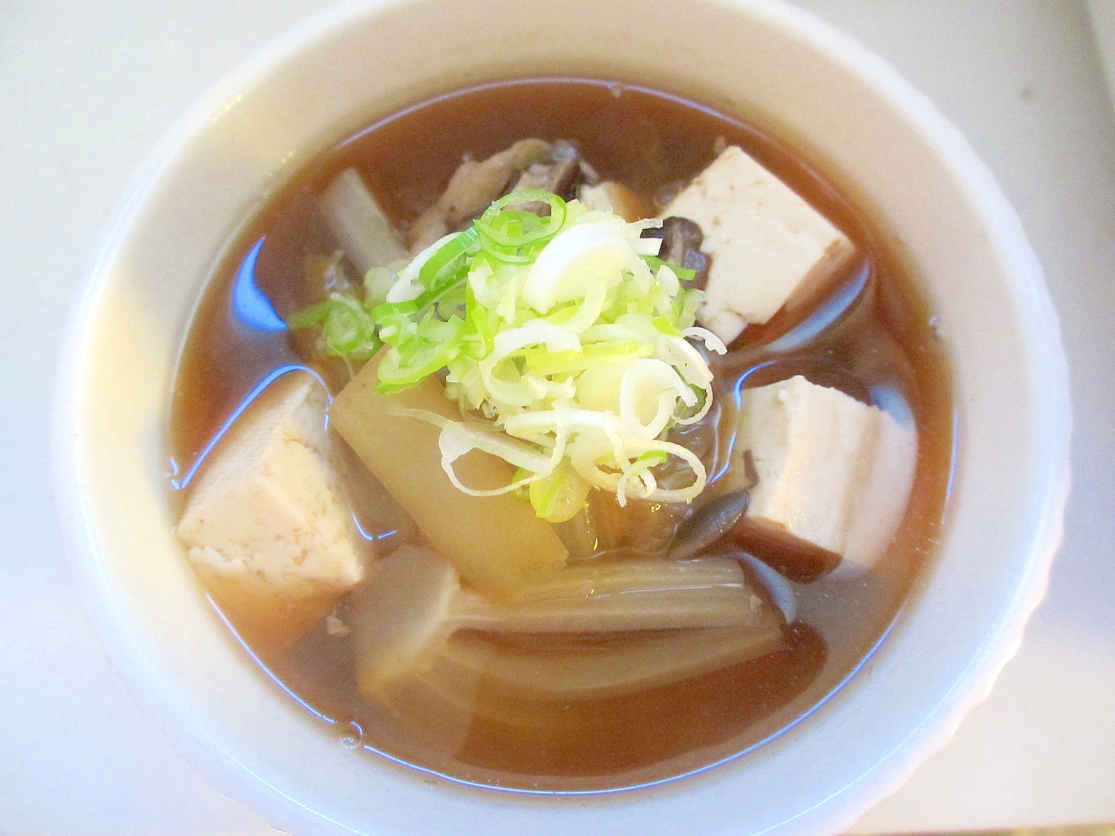 白い器に入った白菜と豆腐の和風スープ