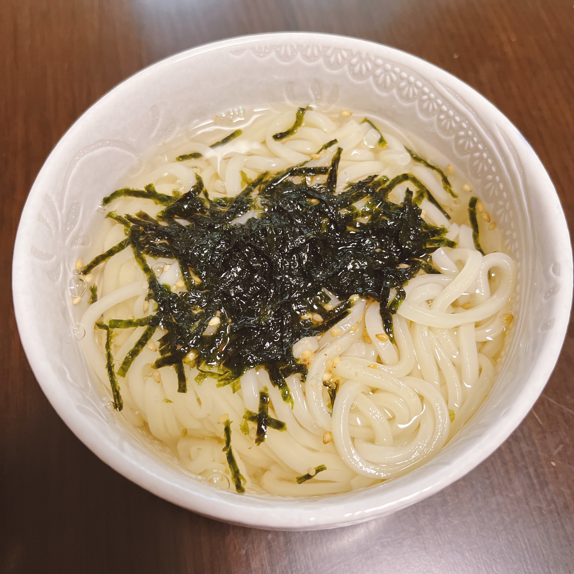 器に盛り付けた白だしうどん