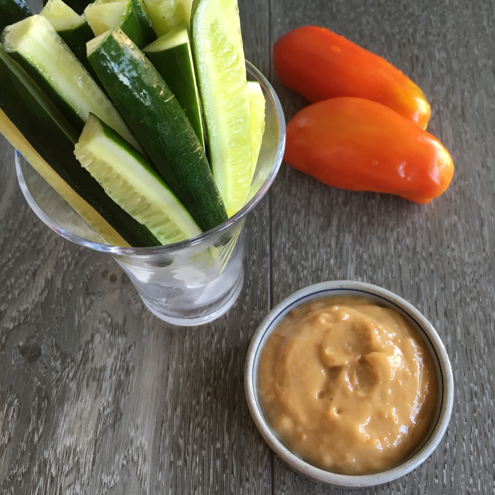 小皿にのったにんにく味噌マヨと野菜