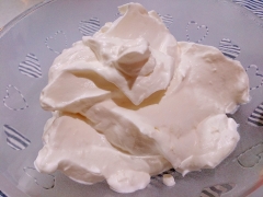 生クリームを固めのホイップクリームにする方法