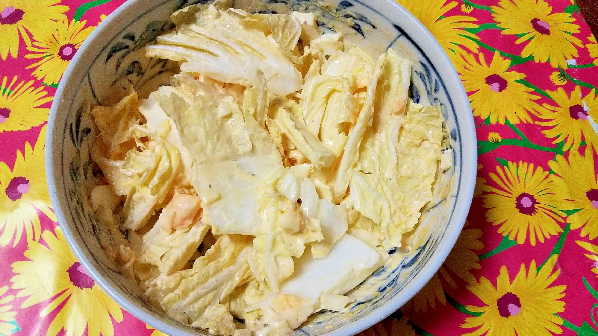 皿に盛り付けられた白菜と卵のマヨサラダ