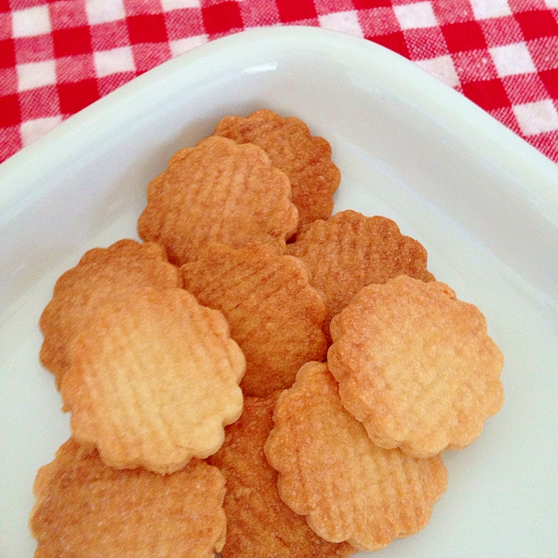 白い皿に盛られた強力粉クッキー