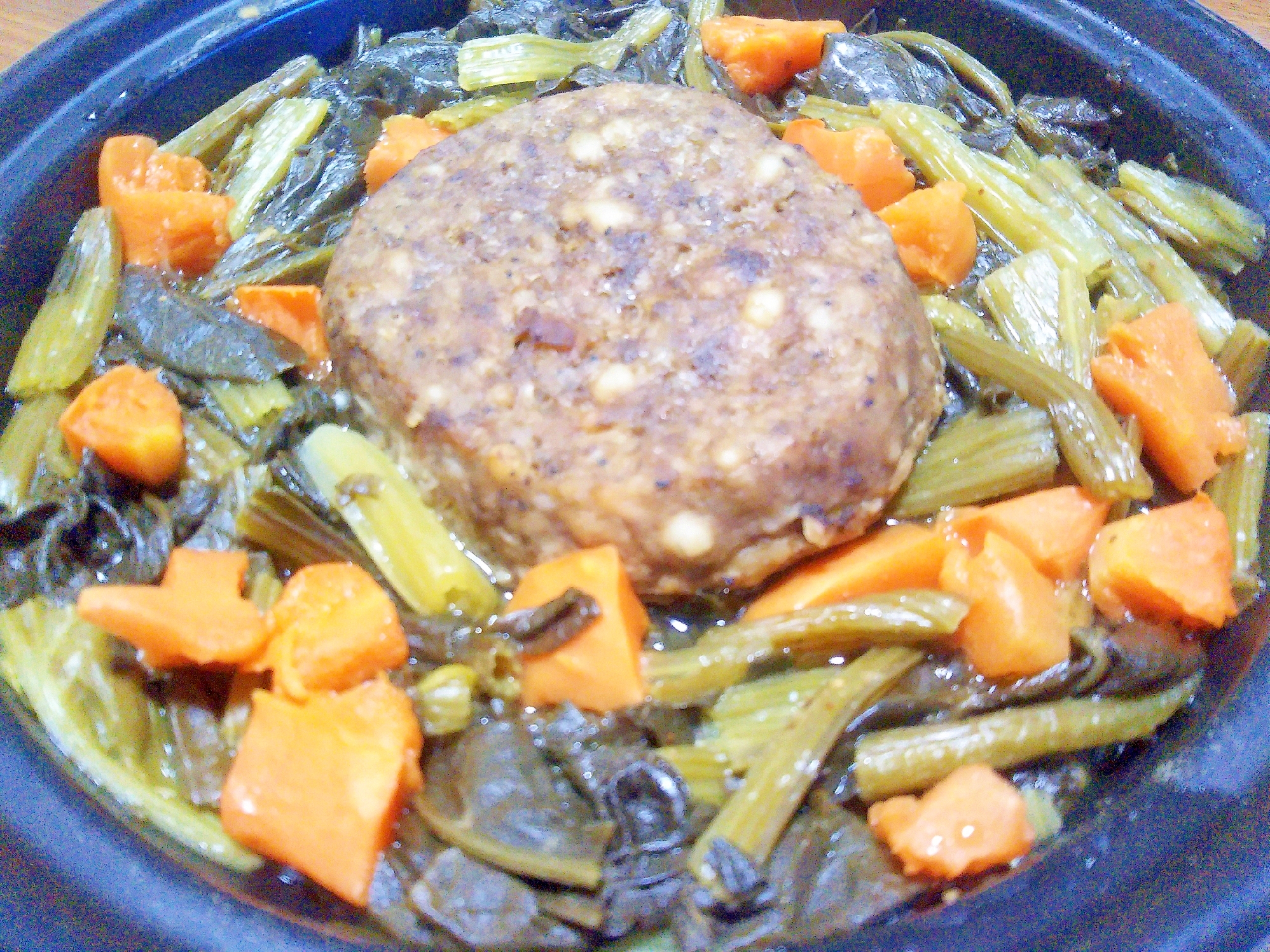 タジン鍋で、蒸し鶏肉のネギ塩タレ