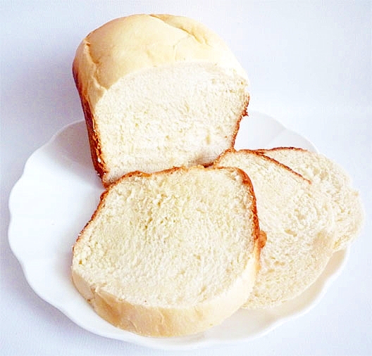 白い皿に盛りつけられたカルピス入りの食パン