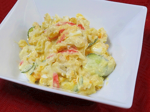 白いお皿に盛り付けられたカニ入りポテト卵サラダ
