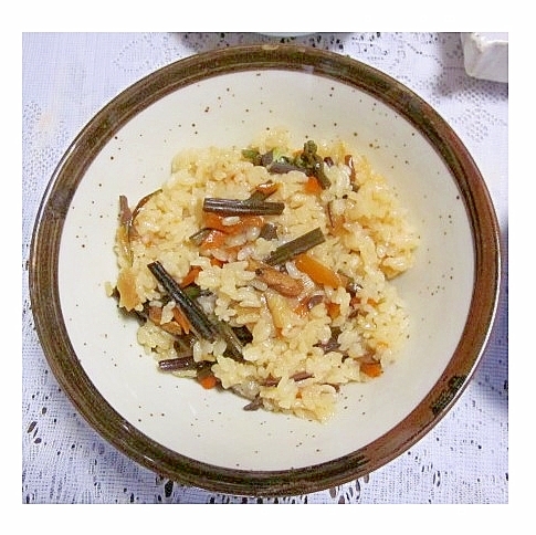 炊き込みご飯（わらび・人参・干し椎茸・さつま揚げ）