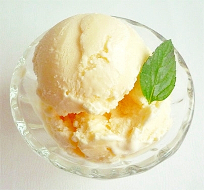 ガラスの器に盛りつけられたはちみつとレモン果汁入りのアイスクリーム
