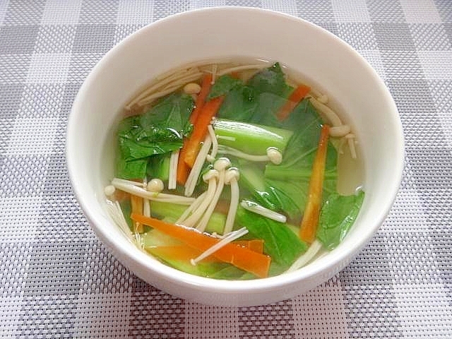 白い器に盛られた小松菜とえのきのスープ