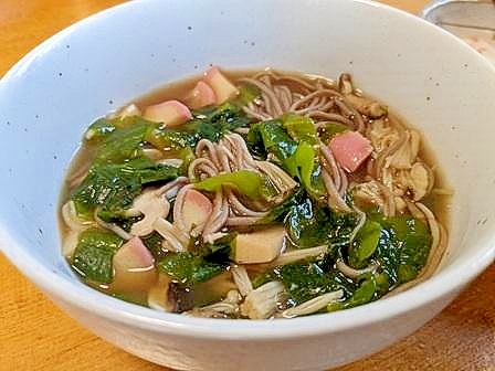 生わかめと　きのこの　あったかい蕎麦