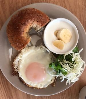 ベーグルとバナナヨーグルト 目玉焼きの朝ごはん レシピ 作り方 By ボンド子 楽天レシピ