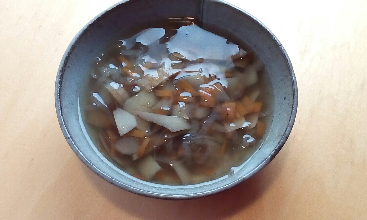 陶器に盛り付けた玉ねぎの皮のスープ