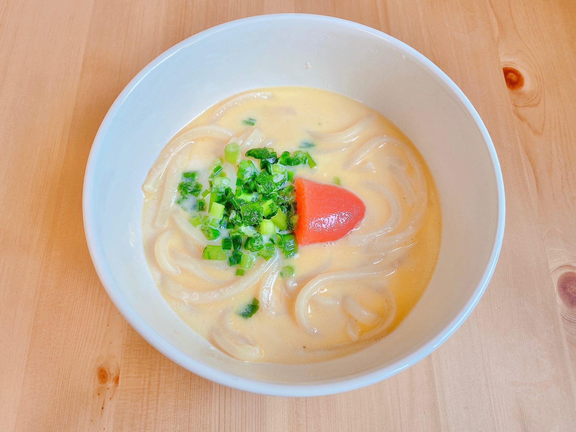 白い丼に盛り付けた豆乳たらこクリームうどん