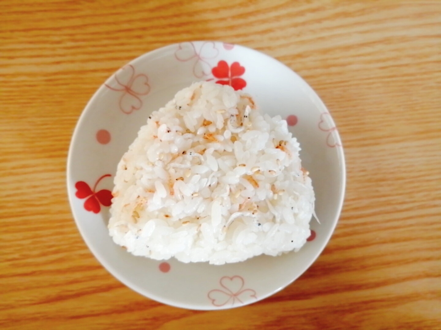 ちりめんじゃことあみえびとごまのおにぎり