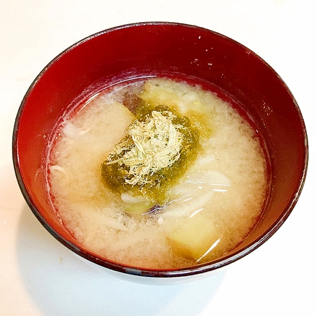 食物繊維たっぷりです☆大根と茄子のとろろ昆布味噌汁