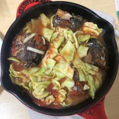 サバの味噌煮缶とトマトのフライパン煮込み