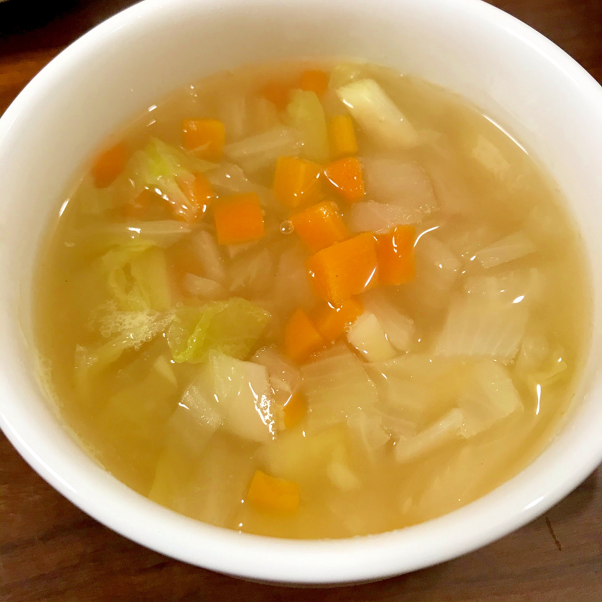 白いスープ皿に入ったコンソメスープ