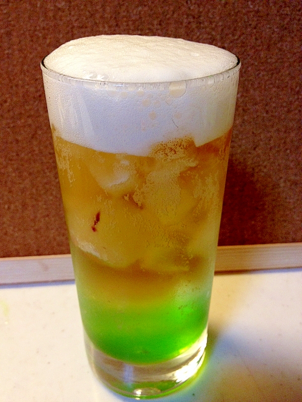 メロンシロップの緑とビールの琥珀色の色合いが美しい、グラスに入ったパナシェ