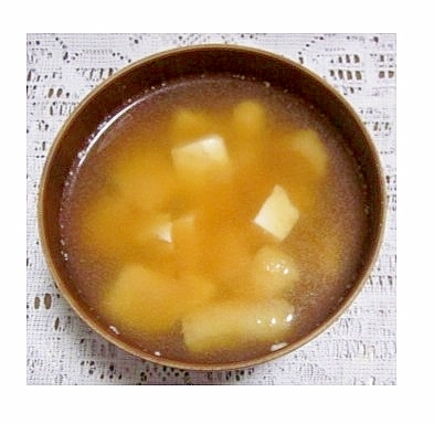 木綿豆腐と油揚げの味噌汁（鰹だし）