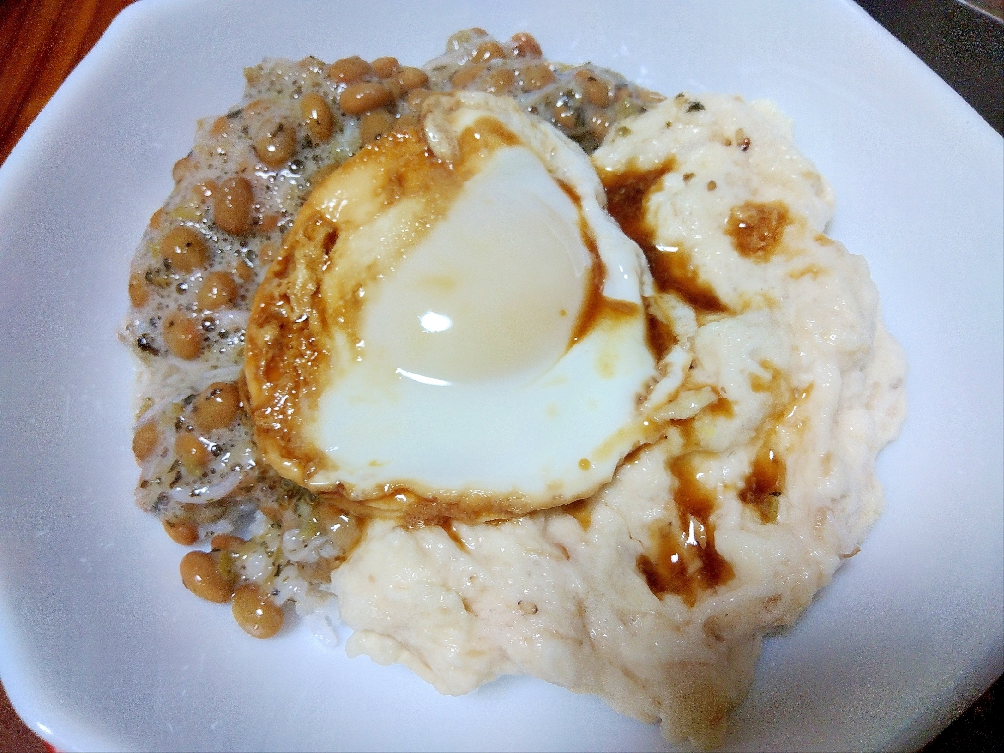 胡麻とろろ温玉しらす納豆ご飯