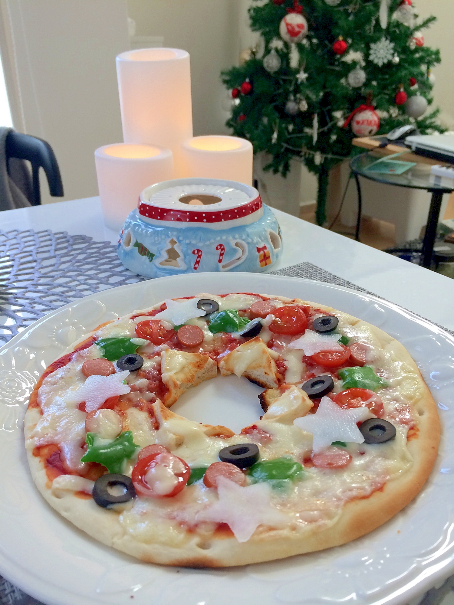クリスマスリースのピザがテーブルに置かれている様子