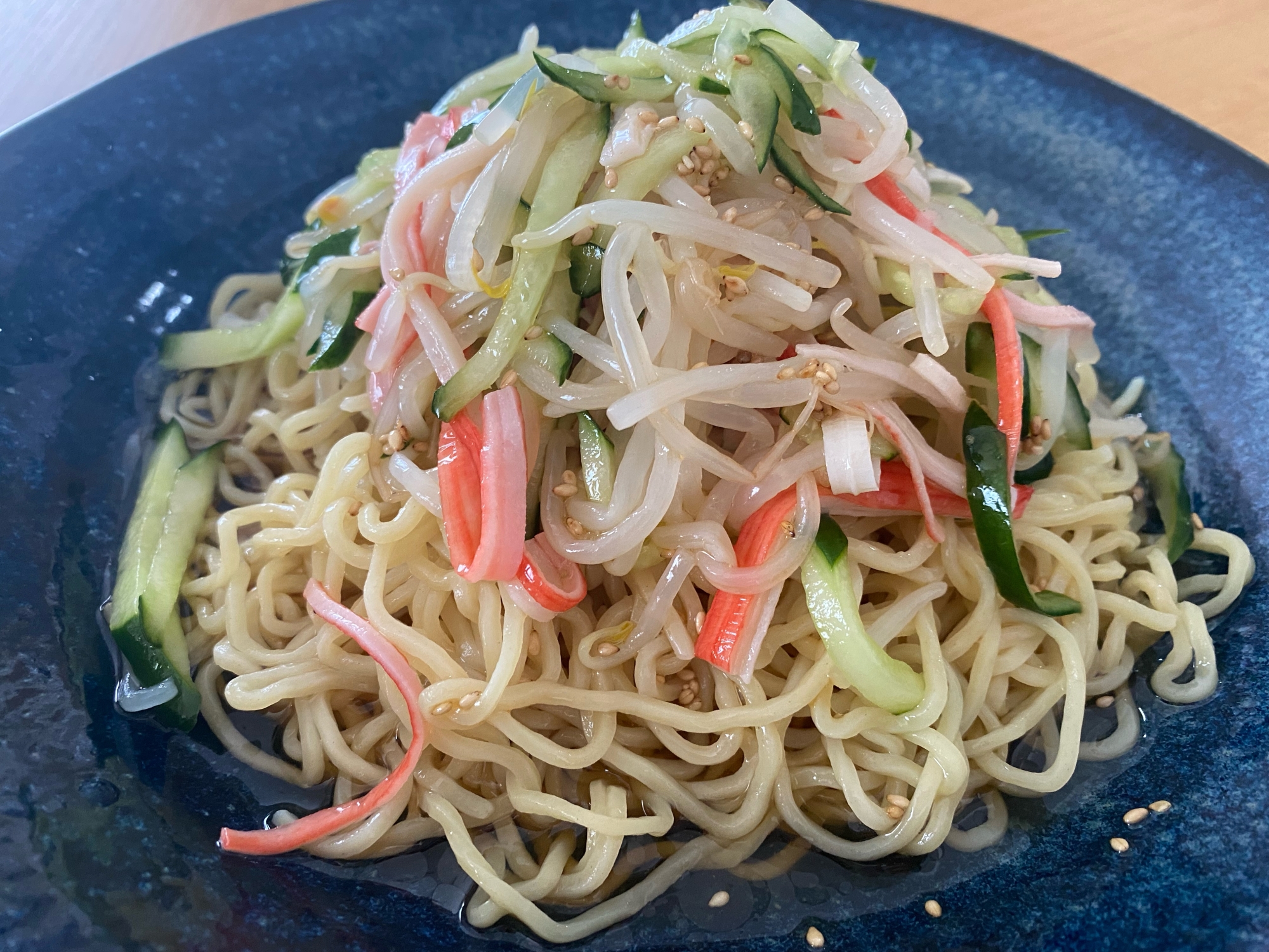 紺色の器に盛り付けた、野菜たっぷりの冷やし中華