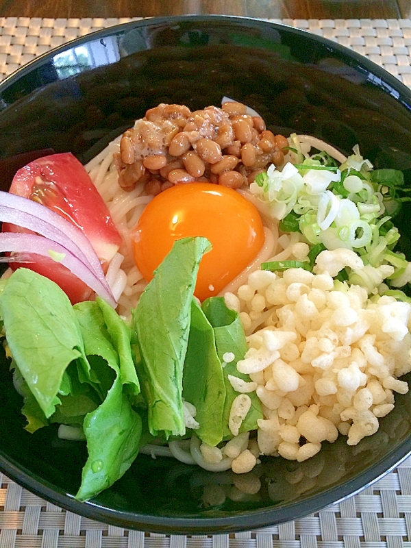 黒い器に盛られているぶっかけサラダ納豆うどん