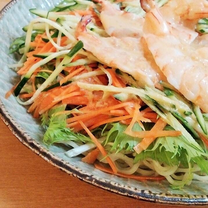 鶏ささ身、オリーブ、ミニトマトの冷やしラーメン