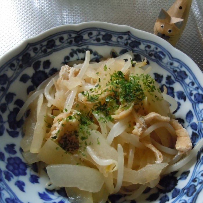 柄物の深皿に盛りつけられている冬瓜と油揚げ、もやしの炒め物