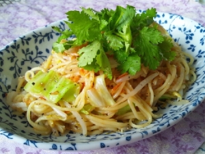 ちょっと余ってしまった桜海老で エスニック焼きそば レシピ 作り方 By あごまるっち 楽天レシピ