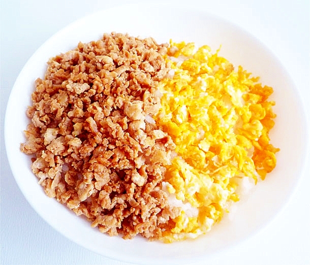 鶏挽肉と玉子の二色そぼろ丼