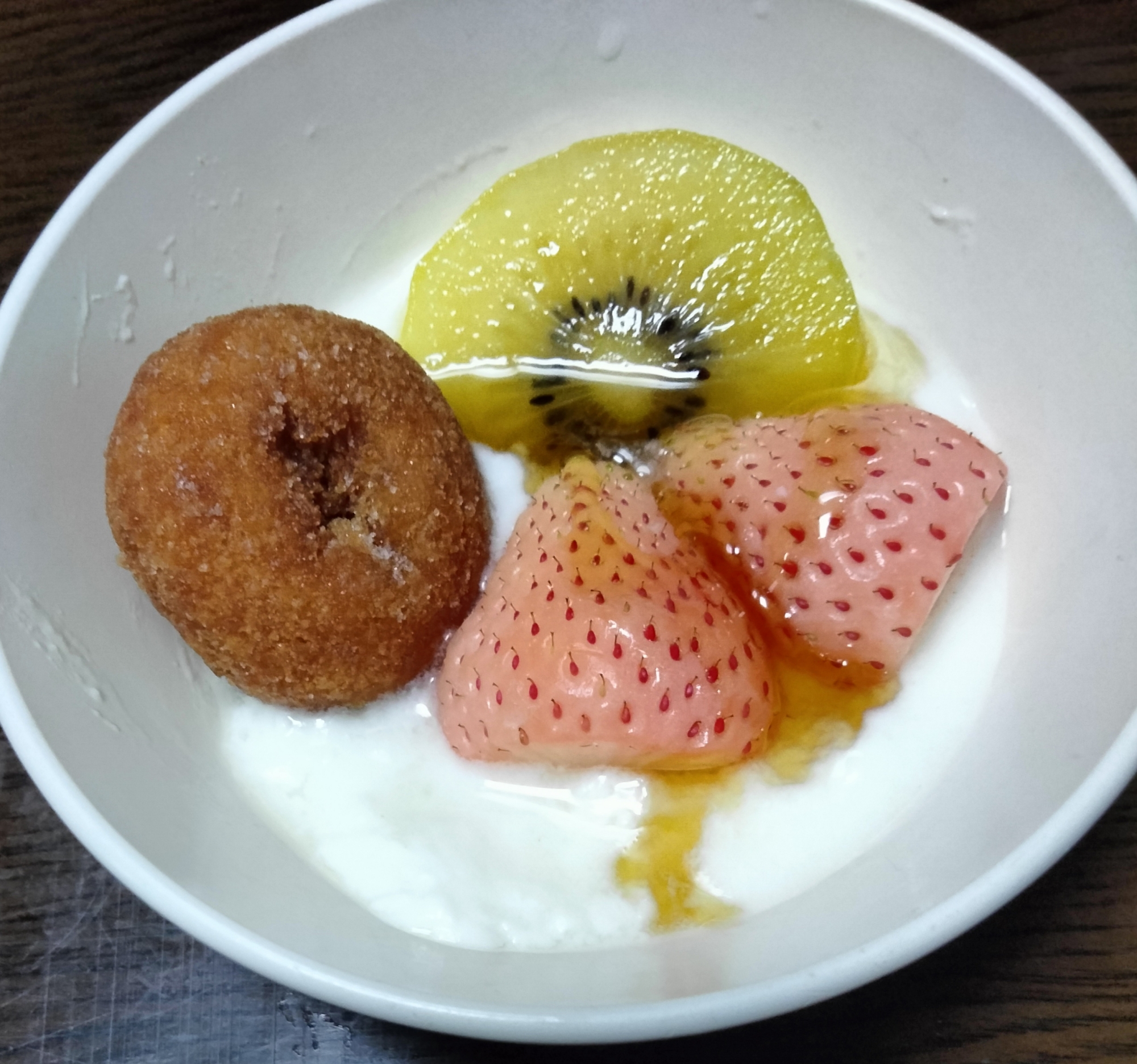 今日のヨーグルト♡キウイ白いちご&ミニドーナツ