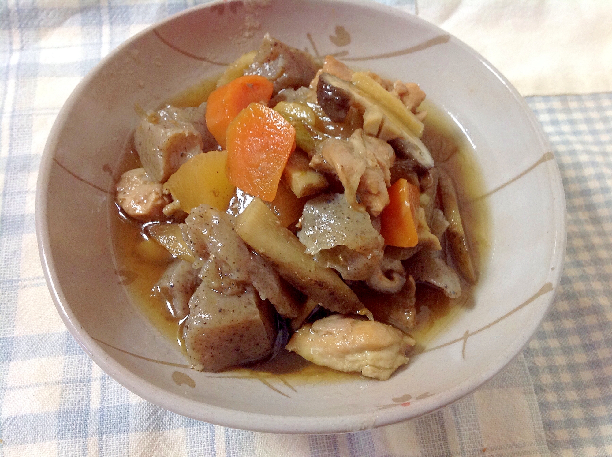 お皿にもり付けた筑前煮のアップ