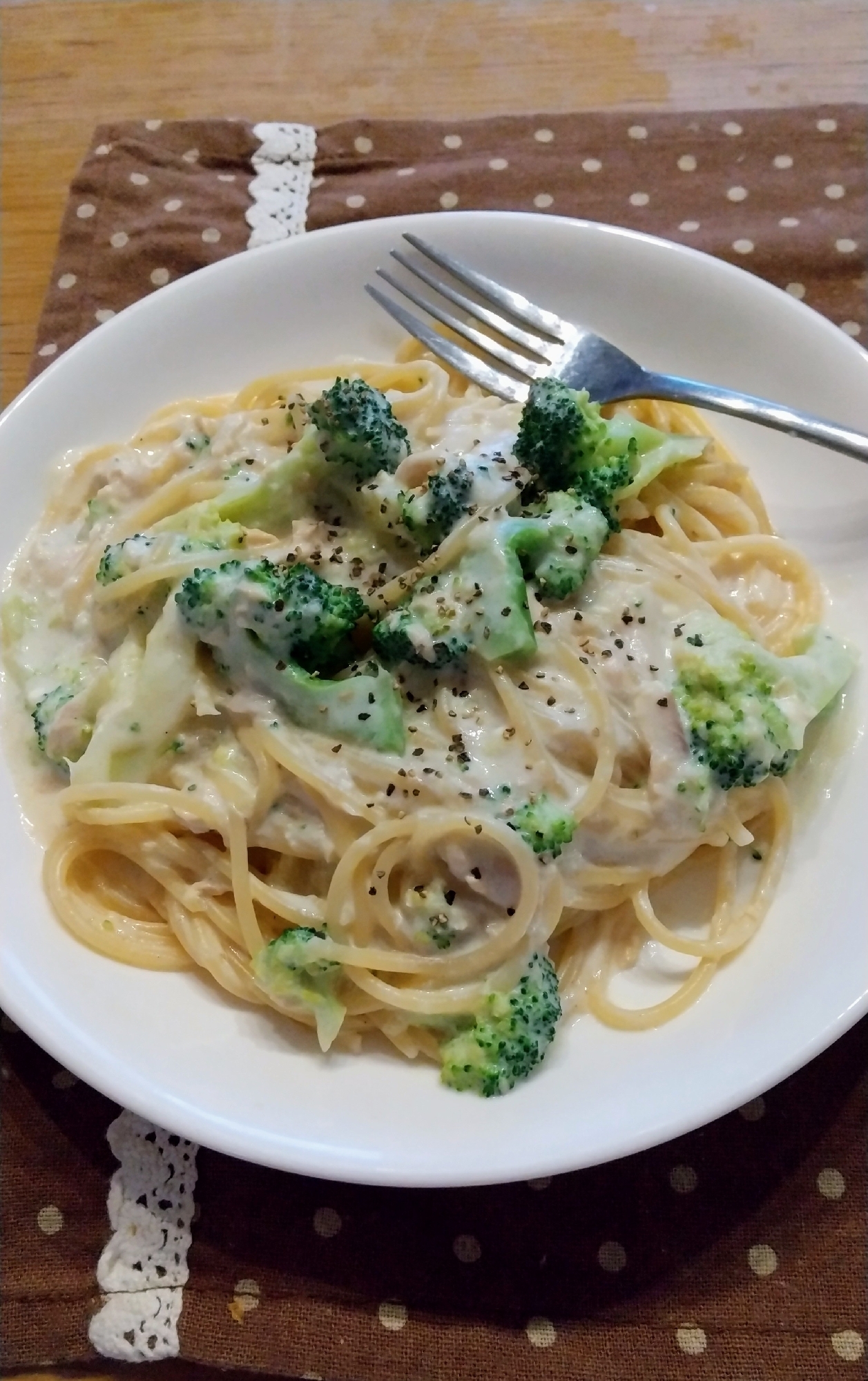 器に盛られたツナとブロッコリーの豆乳クリームチーズパスタ