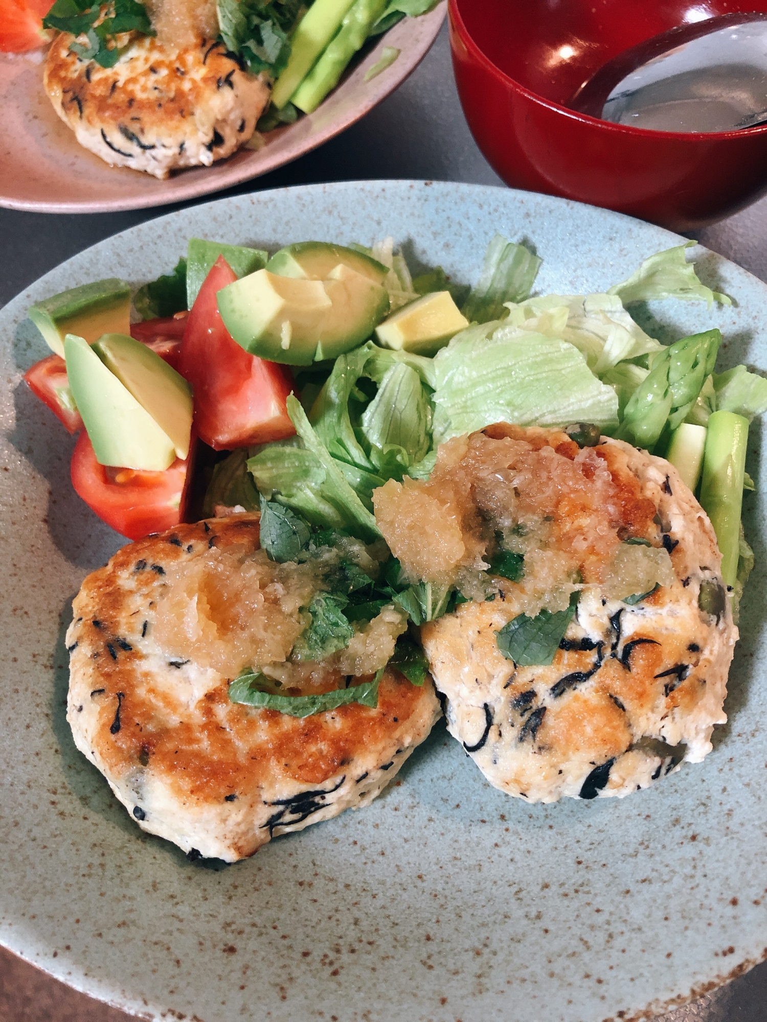 グレーの丸皿に盛り付けた粉豆腐と鶏ひき肉のハンバーグ