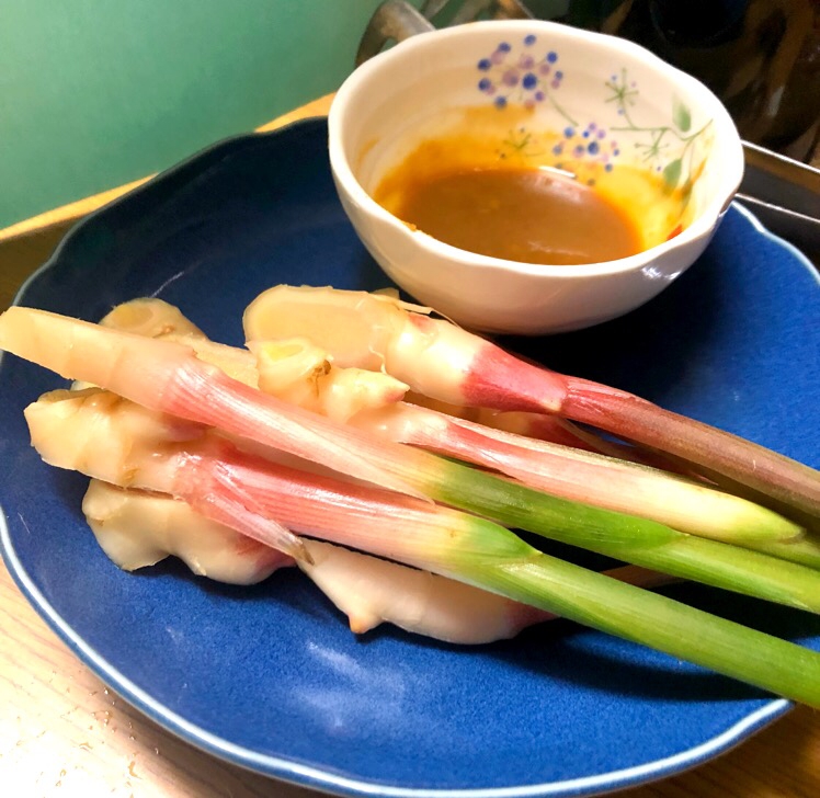 青い皿に盛りつけられた葉生姜とみそディップ入りの小鉢